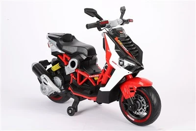 Barn åker elmotorcykel